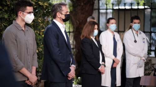 Μητσοτάκης: Στο παρεκκλήσι του Ιπποκράτειου νοσοκομείου για τον Επιτάφιο - Μαζί με τον γιο του [εικόνες]