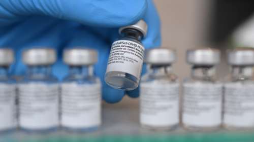 Η Pfizer αύξησε κατά 7,5 ευρώ την τιμή του εμβολίου της - Καταγγελίες &quot;βόμβα&quot; του Βούλγαρου πρωθυπουργού