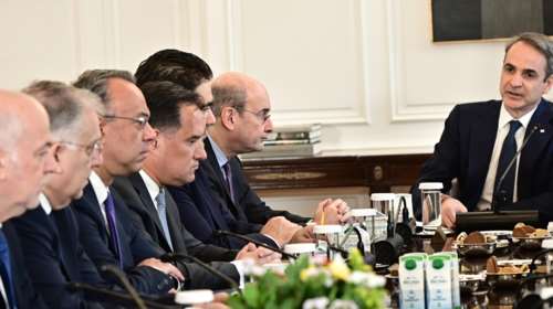 Με σκιάχτρο τον Τσίπρα η επίθεση της κυβέρνησης στο ΠΑΣΟΚ: &quot;Οταν πατάς σε δύο βάρκες, πέφτεις στη μέση&quot;