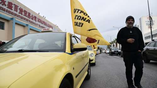 Συγκέντρωση οδηγών ταξί στη λεωφόρο Αθηνών και πορεία προς το Υπ. Μεταφορών