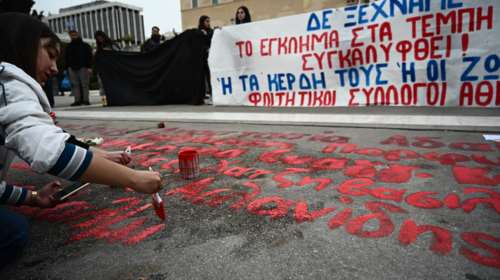 Οι φοιτητές ξαναγράφουν τα ονόματα των θυμάτων των Τεμπών στο Μνημείο του Αγνωστου Στρατιώτη