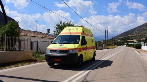 Θεσσαλονίκη: Αυτοκίνητο έπεσε σε φορτηγό που έβαζε σήμανση στην εθνική οδό - Τραυματίστηκε σοβαρά ένας εργάτης