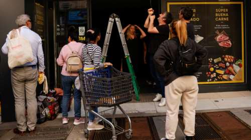 Ισπανία: Σκηνές πανδημίας στη Μαδρίτη - Ουρές έξω από τα σούπερ μάρκετ [εικόνες - βίντεο]