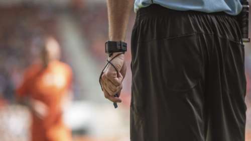 Χειροπέδες σε πρώην διαιτητή της Super league: Πουλούσε παράνομους αποκωδικοποιητές για συνδρομητικά κανάλια