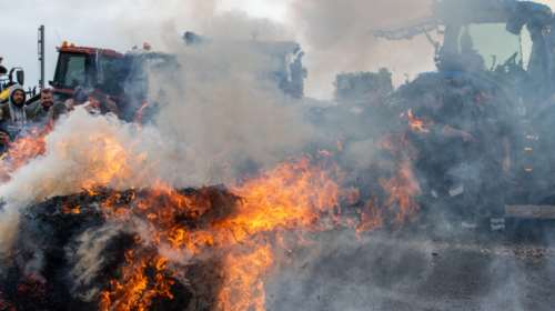 Αμετακίνητοι οι αγρότες στα μπλόκα που πληθαίνουν - Ετοιμάζονται για γιορτές με τα τρακτέρ στους δρόμους