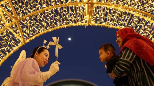 Η παραμονή Χριστουγέννων στον κόσμο: Με τα γιορτινά τους σε ναούς, αγορές και γήπεδα - Δείτε φωτογραφίες