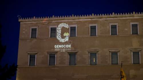 Γενοκτονία των Ποντίων: Η Βουλή φωταγωγήθηκε με το επετειακό σύμβολο G [εικόνες]