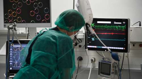 Σαρώνει ο κορονοϊός: 575 εισαγωγές, 13 διασωληνωμένοι, 21 θάνατοι μέσα στο καλοκαίρι- Συστάσεις του ΕΟΔΥ