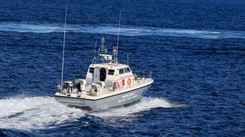 Θρίλερ στη Σάμο: Σορός αγνώστων στοιχείων εντοπίστηκε από ψαρά σε βραχώδη παραλία