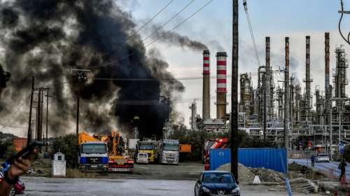 Αγιοι Θεόδωροι: Σε ύφεση η φωτιά στη Motor Oil - Αποδεσμεύονται οι δυνάμεις της Πυροσβεστικής, άνοιξε ο δρόμος [εικόνες]