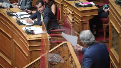 Άγρια κόντρα Πλεύρη -Πολάκη στη Βουλή: "Άνθρωποι που έχουν εγκληματίσει πίνουν νερό στο όνομα του ΣΥΡΙΖΑ" - "Αισχρά ψέματα"