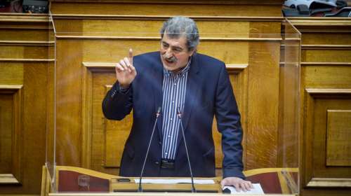 Ο Παύλος Πολάκης κλείνει το μάτι στους αντιεμβολιαστές και προκαλεί την έκρηξη του Κυριάκου Μητσοτάκη- Τι συνέβη