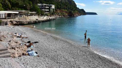 Ποια κακοκαιρία; Στο Ναύπλιο πήγαν για μπάνιο και για ηλιοθεραπεία [Εικόνες]