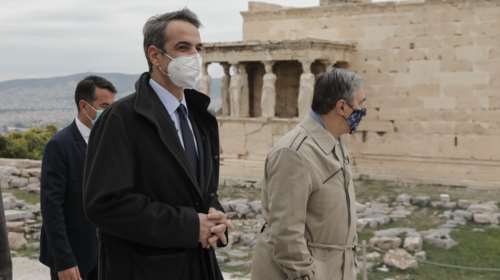 Ο Μητσοτάκης στην τελετή έπαρσης της σημαίας στην Ακρόπολη το πρωί της Τετάρτης