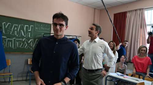 Μαζί με τον γιο του ψήφισε στην Κηφισιά ο Κυριάκος Μητσοτάκης: &quot;Με το δεξί&quot; βίντεο]