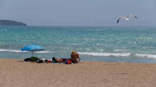 Καλοκαιρία με νοτιάδες και μικρή πτώση της θερμοκρασίας