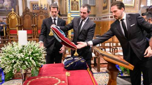 Κηδεία τέως βασιλιά Κωνσταντίνου: Τα παράσημα και το ολυμπιακό μετάλλιο μπροστά στο φέρετρο [εικόνες]