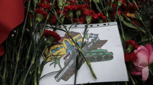 Επέτειος Πολυτεχνείου: Μαθητές αφήνουν ζωγραφιές και λουλούδια στο ιστορικό μνημείο