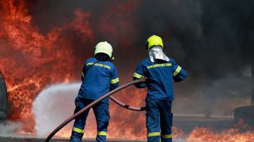 Φωτιά στο Σοφό Ασπροπύργου, κοντά στον καταυλισμό Ρομά