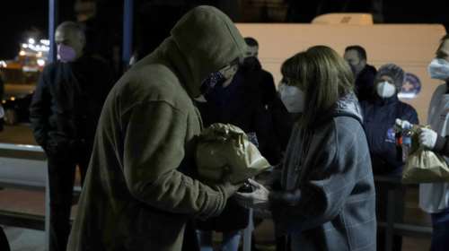 Η Κατερίνα Σακελλαροπούλου μοίρασε πάλι φαγητό σε αστέγους - Η τρυφερή ατάκα που άκουσε [εικόνες]