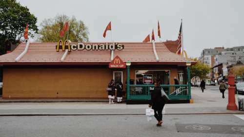 McDonald&#39;s: Υποχρεωτική η χρήση μάσκας από 1η Αυγούστου