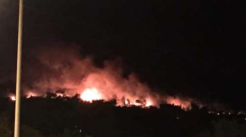 Μεγάλη φωτιά στον Σχίνο Κορινθίας - Αναφορές για καμένα σπίτια, εκκενώνονται οικισμοί [Εικόνες - Βίντεο]