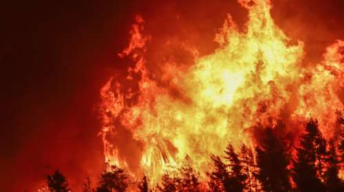 Φωτιές στην Αττική: Ολονύχτια μάχη για να σωθούν τα Βίλια - Μάχη να μην περάσουν οι φλόγες στο Πόρτο Γερμενό [Εικόνες-Βίντεο]