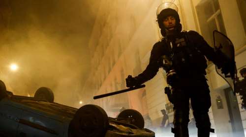 Η Γαλλία σε κρίση: Στο στόχαστρο επιθέσεων αστυνομικοί και δημόσια κτίρια - Έκτακτη σύσκεψη υπό τον Μακρόν