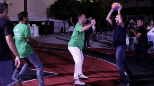 Ανδρουλάκης: Μπαίνει χειρουργείο μετά τη ρήξη χιαστών σε &quot;αγώνα&quot; μπάσκετ - Κανονικά σήμερα η ομιλία του [Εικόνες]