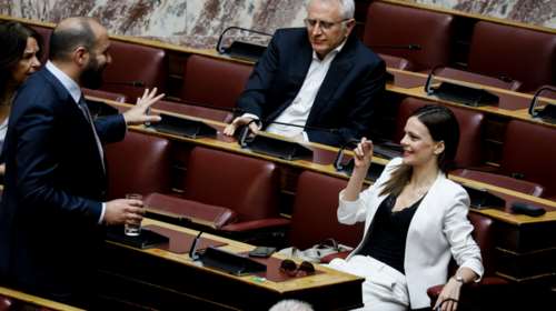 Τα τρυφερά "εσταντανέ" Αχτσιόγλου - Τζανακόπουλου στα έδρανα της Βουλής