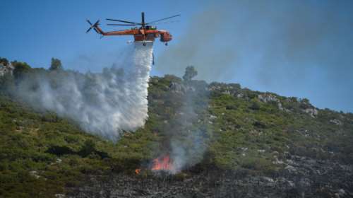 Φωτιά στην Πιερία στην περιοχή Πέτρα - Σηκώθηκαν 5 εναέρια μέσα