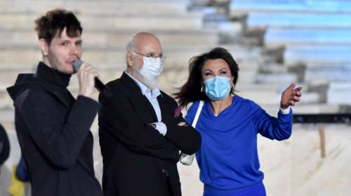 &quot;Ας κρατήσουν οι χοροί&quot;- Με Σαββόπουλο το βιντεοκλίπ για τα 200 χρόνια από την Επανάσταση- Η ηχογράφηση στο Παναθηναϊκό Στάδιο [βίντεο]