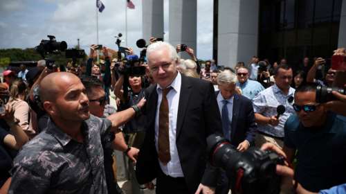 Ελεύθερος ο Τζούλιαν Ασάνζ, επιστρέφει με ιδιωτικό τζετ στην Αυστραλία μετά την ομολογία ενοχής
