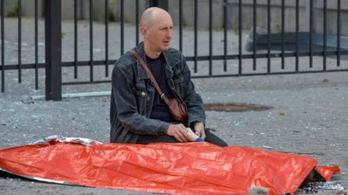 Όλη η φρίκη του πολέμου σε μια στιγμή: Πατέρας κρατά το χέρι του 13χρονου νεκρού γιου του στο Χάρκοβο