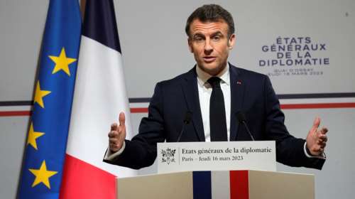 Οργή στη Γαλλία για τις αλλαγές στο ασφαλιστικό - Συνέντευξη Μακρόν αφού &quot;επέζησε&quot; μετά τις δύο προτάσεις μομφής