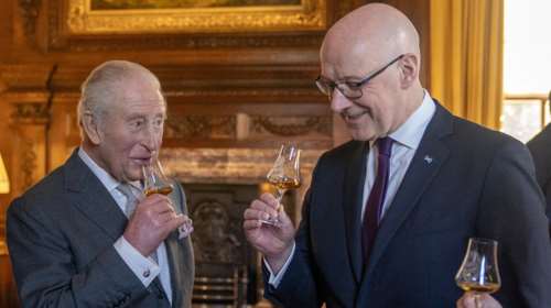 Βασιλιάς Κάρολος: Η "αμαρτία" στην οποία δεν μπόρεσε να αντισταθεί - Κατά την επίσκεψή του στη Σκωτία