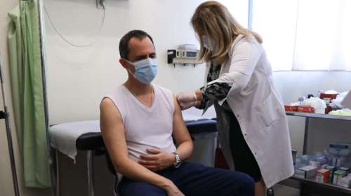 EMA: &quot;Ναι&quot; σε τρίτη δόση του εμβολίου για τους άνω των 18 - Τι ισχύει για ευπαθείς ομάδες