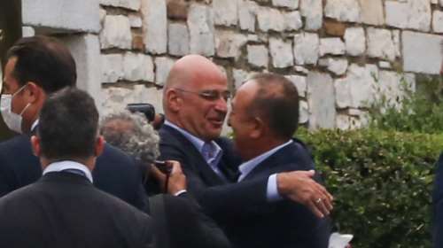 Στην Αθήνα ο Τσαβούσογλου: Οι αγκαλιές με τον Νίκο Δένδια και το δείπνο στην Ακρόπολη [εικόνες]