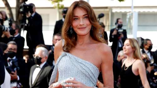 Διακοπές στην Ελλάδα για την Κάρλα Μπρούνι: Το λευκό εκκλησάκι, τα μαγικά νερά και η απίστευτη θέα από το ξενοδοχείο της