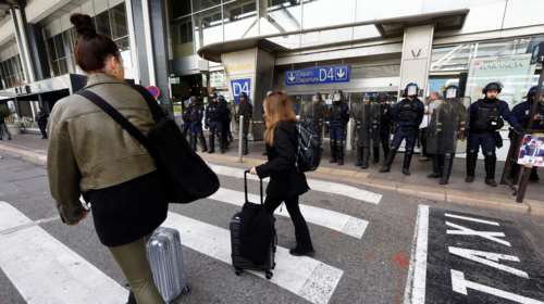 Γαλλία: Χάος στα αεροδρόμια και ακυρώσεις πτήσεων λόγω της απεργίας για το ασφαλιστικό