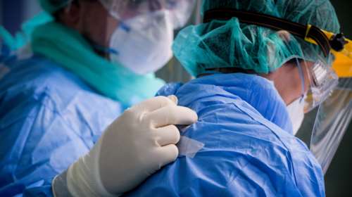 Κορονοϊός: 2.535 νέες μολύνσεις, οι 2 σε ανήλικους - Ρεκόρ με 672 διασωληνωμένους - 60 θάνατοι