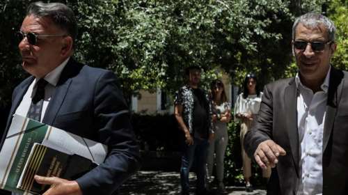 Θέμης Αδαμαντίδης: Στα δικαστήρια χαλαρός και με χαμόγελο ο τραγουδιστής- Μαζί του ο Αλεξης Κούγιας [Εικόνες, βίντεο]