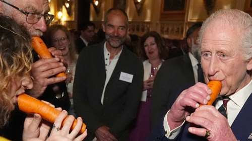 Έπος: Ο βασιλιάς Κάρολος παίζει το &quot;φεγγαράκι μου λαμπρό&quot; με ένα… καρότο [εικόνες, βίντεο]