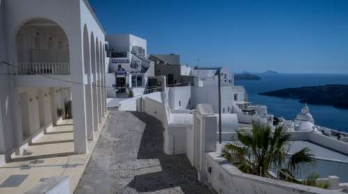 Αιφνιδιαστική έρευνα σε σπίτι πρώην διοικητή αστυνομικού τμήματος σε κοσμοπολίτικο νησί