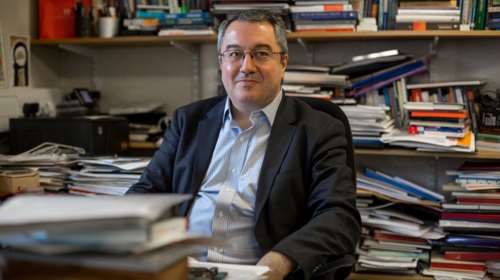 Ο Μόσιαλος &quot;γλεντάει&quot; του ψεκασμένους με τη σύλληψη Παππά: Αν είχε εμβολιαστεί θα είχε αλλάξει DNA και δεν θα τον έβρισκαν