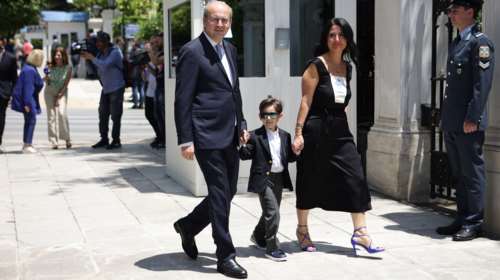 Ο γιος του Κωστή Χατζηδάκη &quot;έκλεψε&quot; την παράσταση στο Προεδρικό - Με αέρα σταρ και γυαλιά ηλίου [εικόνες-βίντεο]