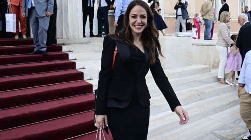 Αντιδράσεις στα social για τη δήλωση της Δόμνας Μιχαηλίδου ότι &quot;δεν πειράζει να περπατούν 1- 2 χλμ οι μαθητές για να πάνε σχολείο&quot;