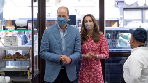 Kέιτ Μίντλετον: H κομψή φθινοπωρινή της εμφάνιση με κόκκινο φλοράλ φόρεμα