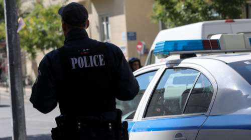 Νταής αστυνομικός στο Ηράκλειο Κρήτης ξυλοκοπούσε άγρια την κοπέλα του στη μέση του δρόμου