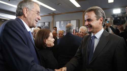 Η παγωμένη χειραψία Μητσοτάκη με Σαμαρά και Καραμανλή που τα λέει όλα- Η σχέση έχει ραγίσει οριστικά